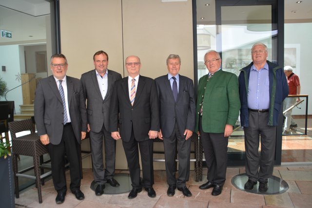 Rechtsanwalt Adolf Concin, Koppls Bürgermeister Rupert Reischl, Ernst Gockenbach, Wolf-Dietrich Schuppe und Eugendorfs Bürgermeister Johann Strasser