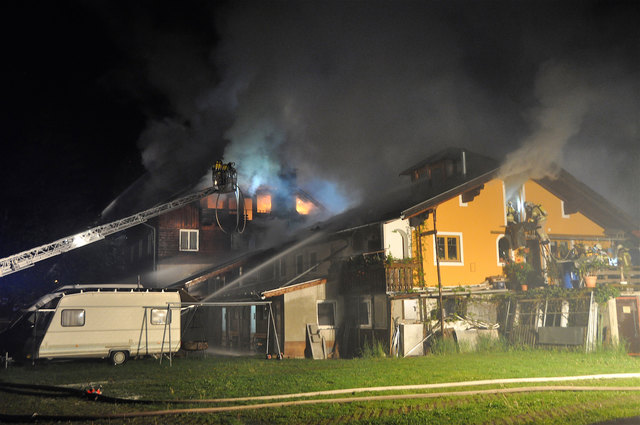 Ein Bild aus der Brandnacht: Heute stehen nur mehr die Grundmauern. | Foto: Zoom-Tirol