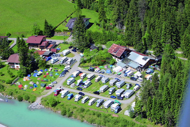 So hat es hier früher ausgesehen. Die zwei Gebäudeeinheiten hinten rechts wurden ein Raub der Flammen. | Foto: privat