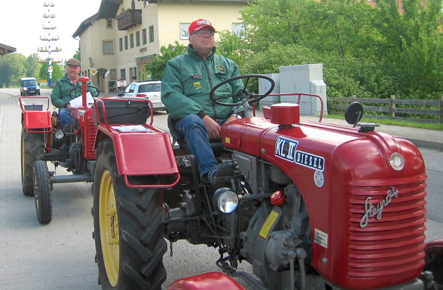 Hans Dannbauer und Günter Strasser aus Zell am Pettenfirst mit ihren 18er-Steyr-Traktoren aus großer Fahrt. | Foto: privat