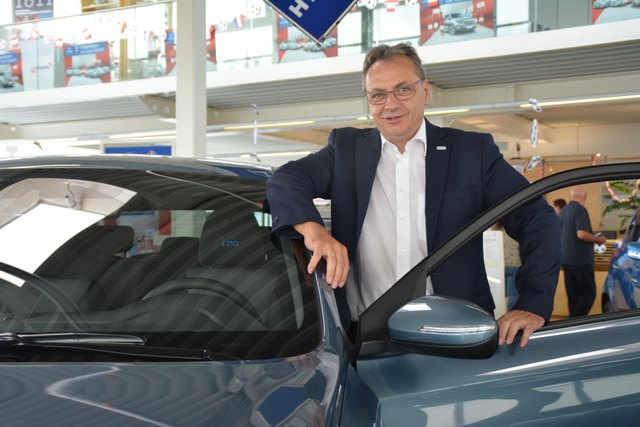 Heinz Wagner vom Autohaus Denzel hat in seiner bisherigen Karriere geschätzte 20.000 Autos verkauft