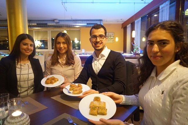 Burcu Cengel, Esra Mete, Tarik Mete, Rabiya Gök (v.l.) von "Vielfalt in Aktion" testeten für das Stadtblatt Baklava.