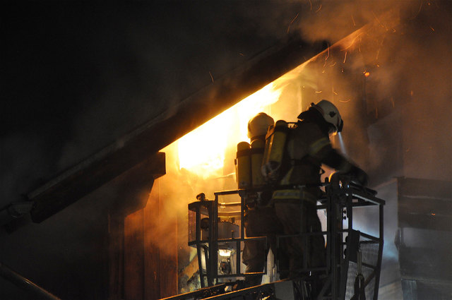 Die Feuerwehr war rasch zur Stelle, dennoch brannte das Haus komplett ab. | Foto: Zoom Tirol