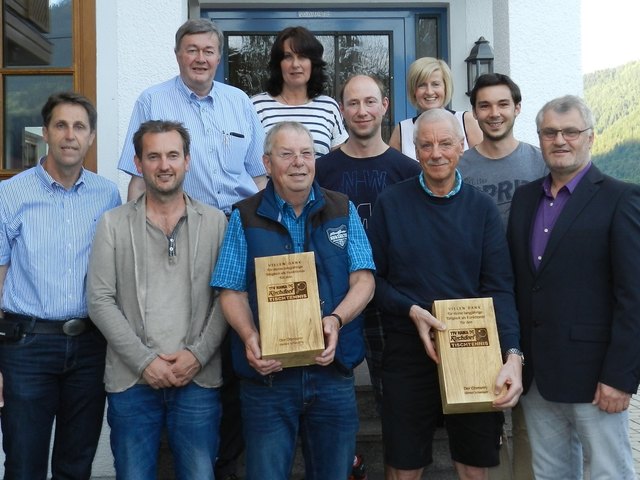 Die geehrten „Langzeit-Funktionäre“ Martin Weicker und Adi Gründler (Mitte) mit Ehrengästen und dem neu gewählten Vorstand vom Tischtennisverein Raika Kirchdorf. | Foto: Schwaiger