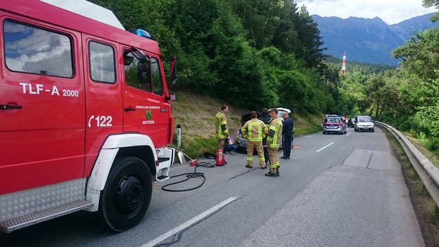 Motorschaden auf der Mutterer Auffahrt – Boxenstopp für das Fahrzeung und Einsatz für die Feuerwehr!