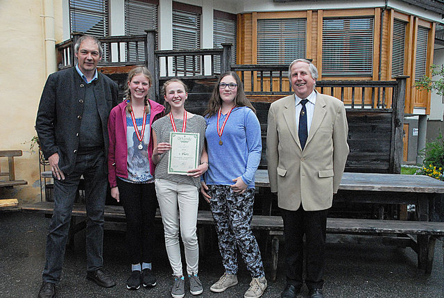 Bezirksimker-Obmann Leonhard Gruber, Christina Eissner, Bundessiegerin Clara Gappmaier, Franziska Gruber und Landesimker-Obmann Willi Kastenauer. | Foto: Gregor Mayer