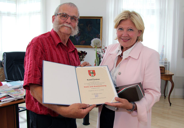Bürgermeisterin Maria-Luise Mathiaschitz überreichte an Rudolf Feldner die „Dank und Anerkennungsurkunde“ | Foto: StadtPresse/Burgstaller