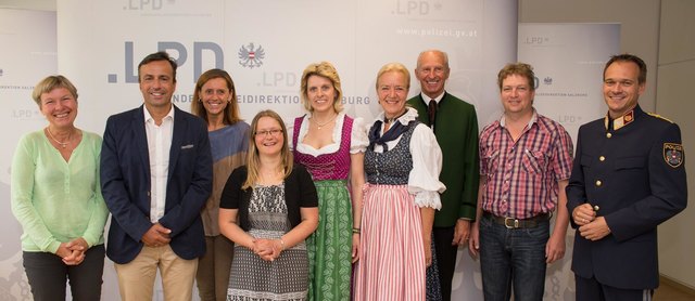 Im Bild v.l.n.r.: Margit Wanghofer, Ehepaar K., Johanna Roucka, Maria Stelzer, Annelies Spirk, Josef Spirk, Karl Schwab, OR Mag Bernhard Rausch | Foto: LPD