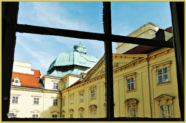 Blick durch's Fenster in den Innenhof