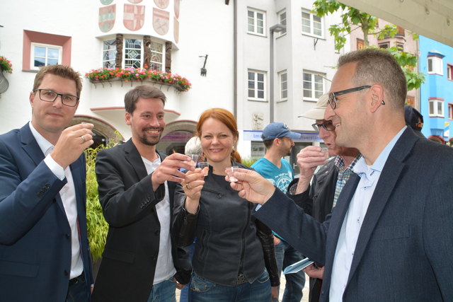 Verkosten aromatisches "nuapua"-Trinkwasser (v. l.) Der frisch vom Urlaub zurückgekehrte Bgm. Christian Härting mit seinen Vizes Christoph Walch, Cornelia Hagele und GWTelfs-GF Christian Mader.