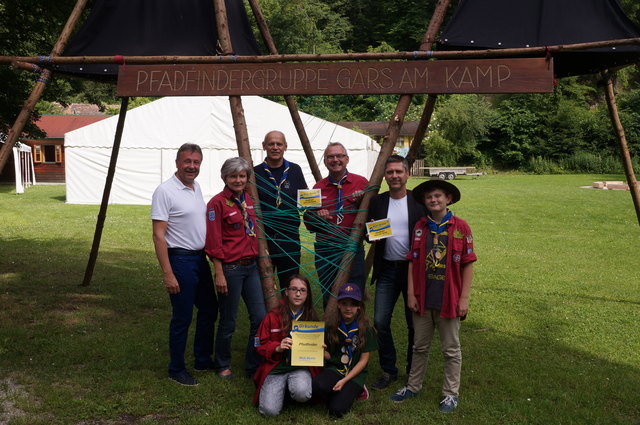 Martin Falk (Bgm.), Eva Vogelsinger, Gerhard Stern, Rudolf Mück, Günther Wieland und die Pfadfinder Simon, Alexa und Angelina vor dem Eingangsschild