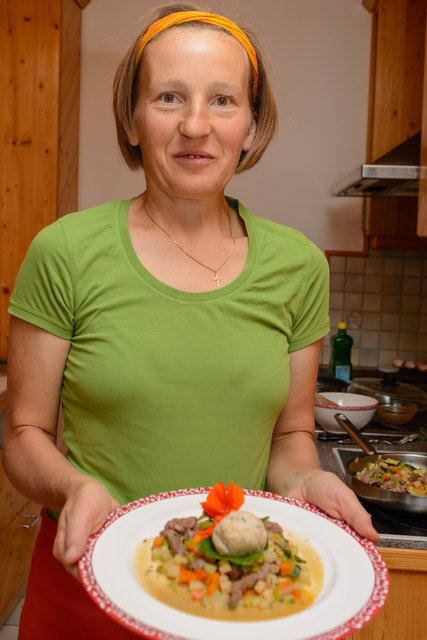Mit Freude kocht Seminarbäuerin Romana Schauer. Eine bekannte Hauptspeise: frisch geröstetes Rindfleisch mit Wurzelgemüse und Bärlauchknödel. Als Dekoration dient Kapuzinerkresse.
