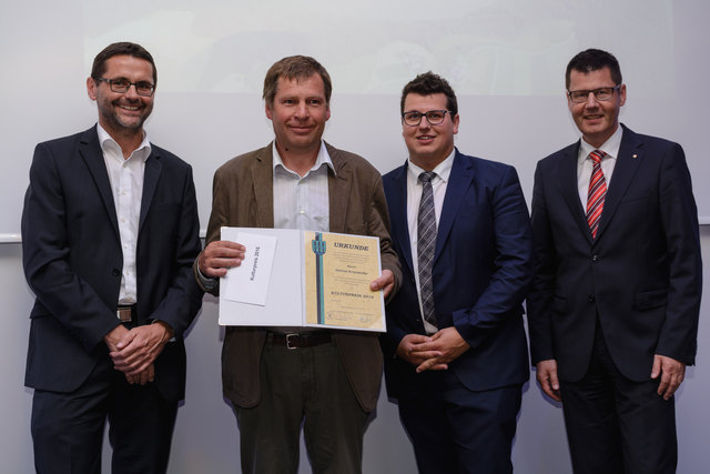 Bürgermeister Andreas Lindorfer, Kulturpreisträger 2016 Gernot Krondorfer, Kulturstadtrat Roland Straußberger, Raika-Geschäftsleiter Ludwig Kapfer (vl.).