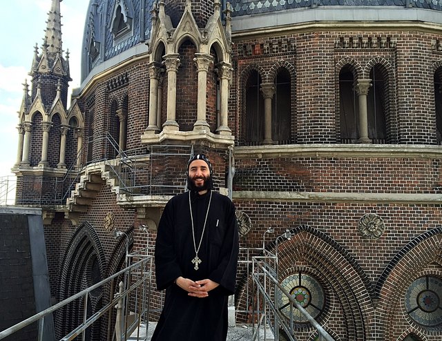 Pater Theodor, Priester der koptischen Kirche, vor dem neuen Gotteshaus der Kopten. | Foto: Pater Theodor