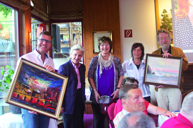 Ehrenpräsident Klaus Wendling und Hartmuth Brinkmann freuen sich über den Gewinn. Signe Reisch, Cilli Schlapper u. Doris Past (mitte) | Foto: Kitz Aktiv