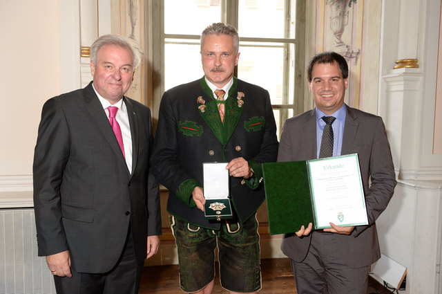 LH Hermann Schützenhöfer und LH-Stellvertreter Michael Schickhofer mit Günther Köberl. | Foto: steiermark.at/Fischer