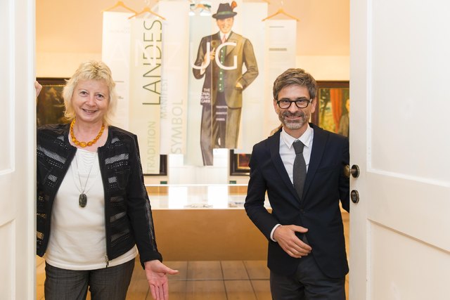 Ausstellungskuratorin und Volkskunde-Musuem-Leiterin Ernestine Hutter und Salzburg Museum-Direktor Martin Hochleitner widmen dem Salzburger Landesanzug eine eigene Ausstellung im Volkskunde Museum im Monatsschlössl Hellbrunn. | Foto: Franz Neuamyr