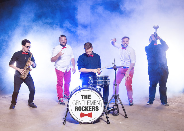 Verstärkung durch Saxophon, Schlagzeug und Trompete: "The Gentleman Rockers" mit ihrer Band. | Foto: Rene Wimmer Photoart