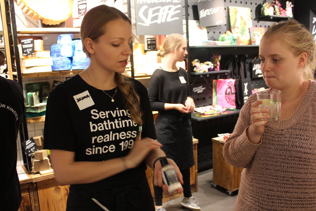 Mitarbeiterin Juliana erklärte, was die neue Sonnenlotion so alles kann.