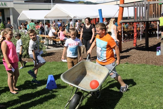 Spaßiger Hit beim Sommerfest des Elternvereins Gratwein war das Scheibtruhenrennen.