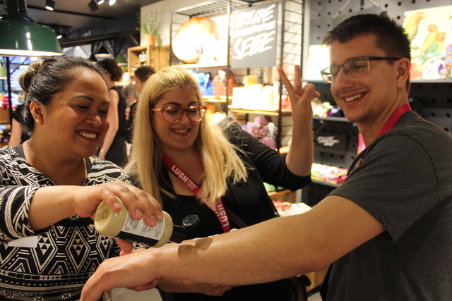 Laura Castillo-Ritter (Blog, Social Media LUSH) schmierte die Gäste mit der neuen Sonnencreme ein, hier Matthias, den Verlobten von Bloggerin Jessie (secretbeautybyjessie).