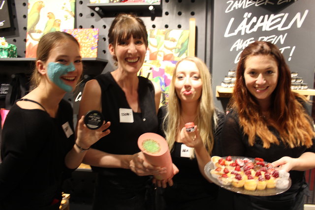 Mitarbeiterin Sarah peelte ihr Gesicht, Shopmanagerin Steffi mit der neuen Seife, Julia peelte ihre Lippen und Tanja präsentierte die leckeren veganen Mini-Törtchen!