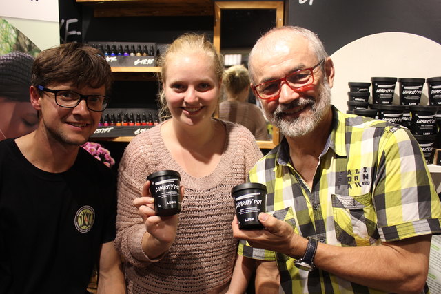 Thomas Fuchs, Nadine Einwaller und Peter Berger (v.l.) von "Perspektive für Kinder" mit den "Charity Pots".
