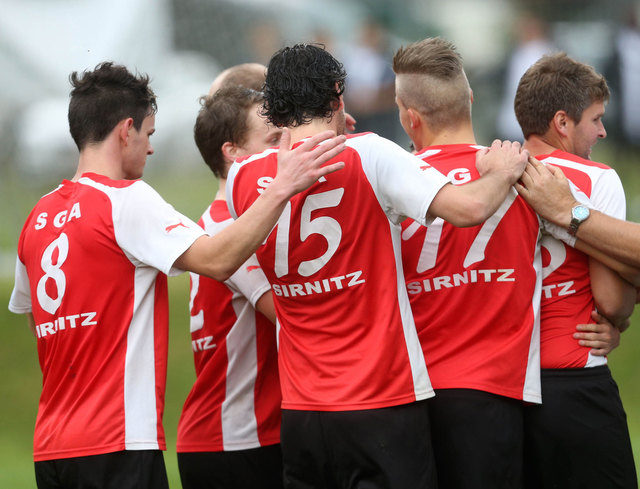 Jubel in Sirnitz: Die Truppe von Bernhard Rekelj steigt in die Unterliga auf | Foto: Kuess