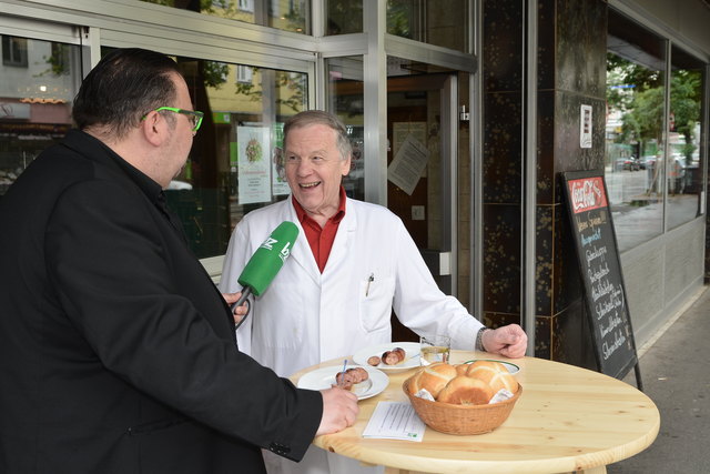 Führt seit 43 Jahren einen Fleischerbetrieb in der Brigittenau: Innungsmeister Erwin Fellner (r.). | Foto: Spitzauer