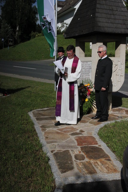 Pfarrer Franz Neumüller segnete das Kriegerdenkmal