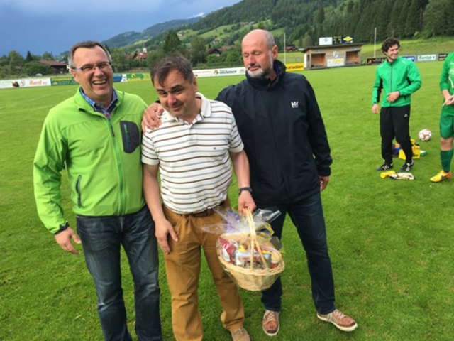 Präsident Jürgen Schachner (links) und Obmann Walter Zamberger-Pircher (rechts) ehrten Langzeitcoach Neven Dujmusic nach seinem letzten Spiel als FSV-Trainer. | Foto: FSV Öblarn