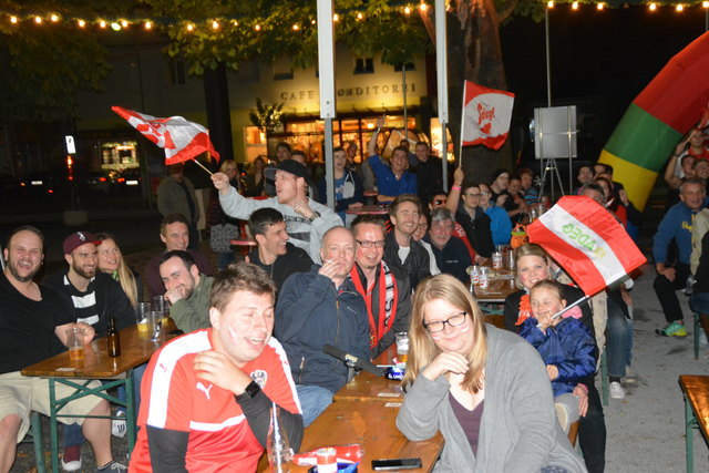 Trotz der kalten Temperaturen fieberten zahlreiche Fans in Oberwart mit.