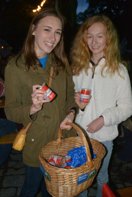 Hannah und Marlene Hoffmann verteilten Bezirksblätter-Knabberdosen und Gummibärchen