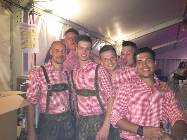 Versorgten die Besucher mit Drinks: Die Spieler des FC Mölltal | Foto: KK