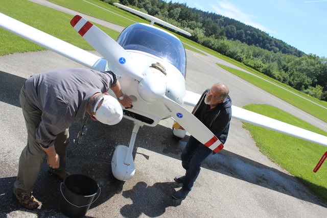 Nach dem Fliegen ist vor dem Waschen. Auch Flugzeuge müssen gereinigt werden.