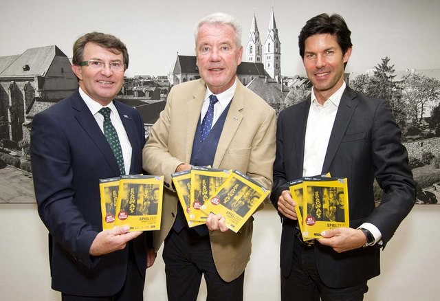 Kulturstadtrat Franz Piribauer, MSc, Bürgermeister Mag. Klaus Schneeberger und der künstlerische Leiter des Stadttheaters, Christoph Dostal. | Foto: Magistrat WRN