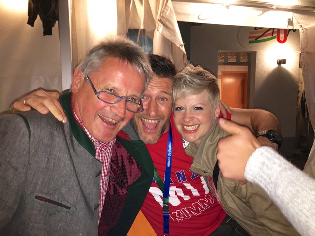 In Feierlaune: Peter Huber, Obmann des FC Mölltal, sowie Erwin Maier, Geschäftsführer der Allianz Agentur Kreiner, mit Gattin Claudia, Gesellschafterin der Allianz Agentur Kreiner | Foto: KK