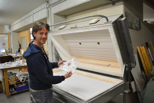 Thomas Hofstätter präsentiert seinen Fusing-Ofen, mit dem er tolle Glaskunst in der Werkstätte am Scheibbser Gürtel herstellt.