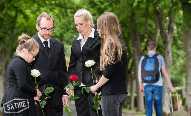 Trauernd lässt die Familie ihren Sohn ziehen. Alle hoffen auf ein Wiedersehen – wenn nicht in diesem, dann wenigstens im nächsten Leben. | Foto: kzenon / Fotolia.com