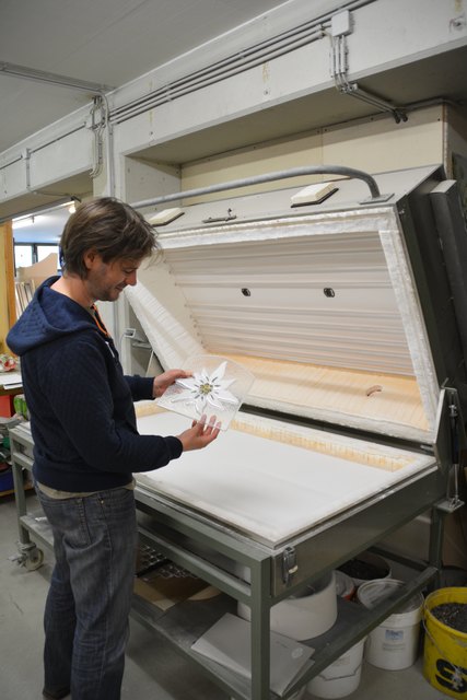 Thomas Hofstätter präsentiert seinen Fusing-Ofen, mit dem er tolle Glaskunst in der Werkstätte am Scheibbser Gürtel herstellt.