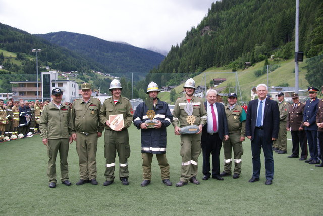 BFI Thomas Greuter, BFK Hermann Wolf, Bgm. Anton Mallaun, Kdt. Bernhard Spiss und BH-Stv. Siggi Geiger (v. l.). mit den Siegern.