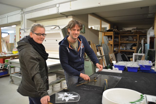 Sylvia Punz und Thomas Hofstätter in der Glaserei-Werkstätte am Scheibbser Gürtel.