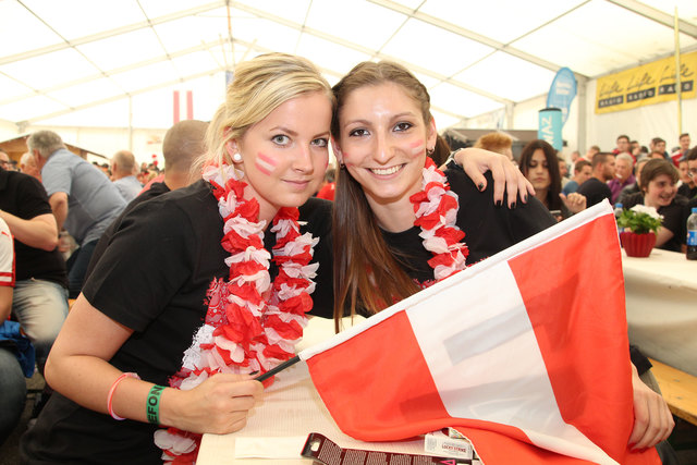 Johanna und Valentina fieberten beim Public Viewing in Schwaz mit | Foto: Walpoth