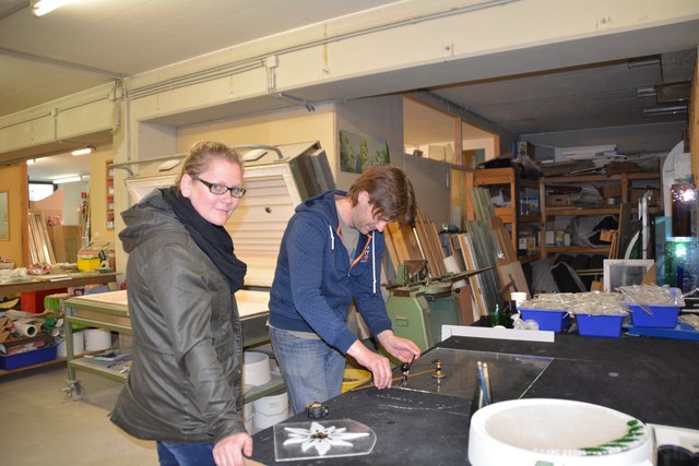 Sylvia Punz und Thomas Hofstätter in der Glaserei-Werkstätte am Scheibbser Gürtel.