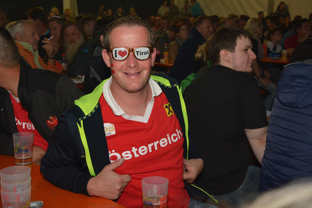 Perfektes Outfit beim Public Viewing in Imst: Österreich-Leiberl und Tirol-Brille! | Foto: Perktole