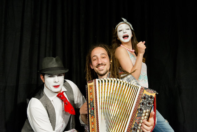 Heimische Klänge vereint mit syrischer Theaterkunst, zu sehen am Freitag, 1. Juli im Centro.