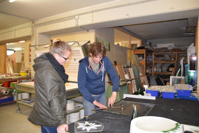 Sylvia Punz und Thomas Hofstätter in der Glaserei-Werkstätte am Scheibbser Gürtel.