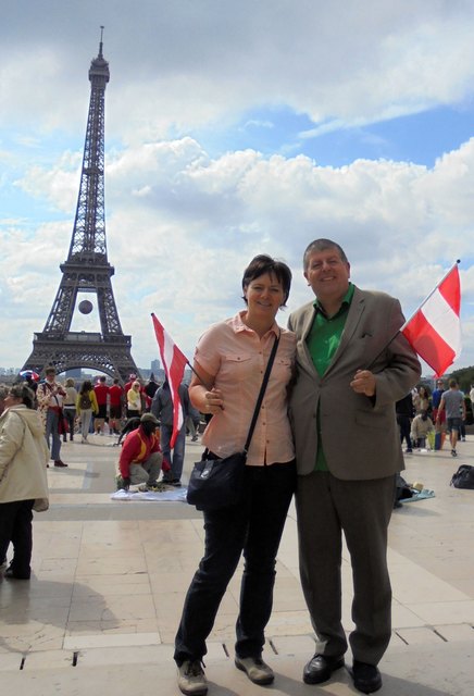 Christa und Herbert Jaschke aus Asten beim Eiffelturm. | Foto: privat