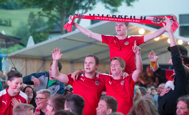 Klar zu sehen: Nussdorf-Debant steigt für Österreich auf die Tische! | Foto: Brunner-Images
