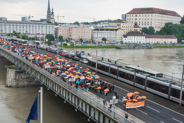 Mehr als 1.000 Menschen marschierten aus Solidarität für die Flüchtlinge. | Foto: konflozius